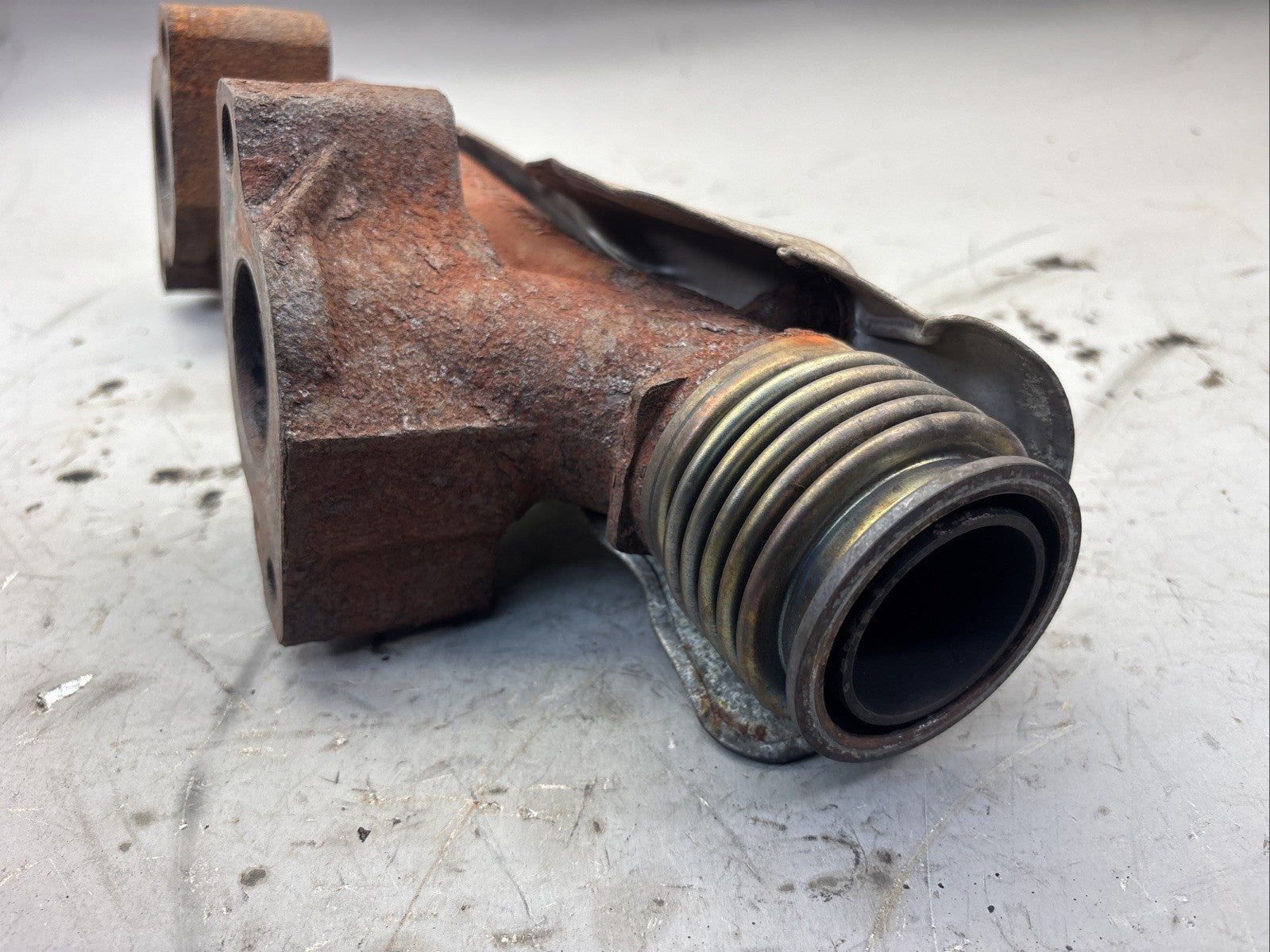 Detroit DD15 Exhaust Manifold A 472 142 27 01/001