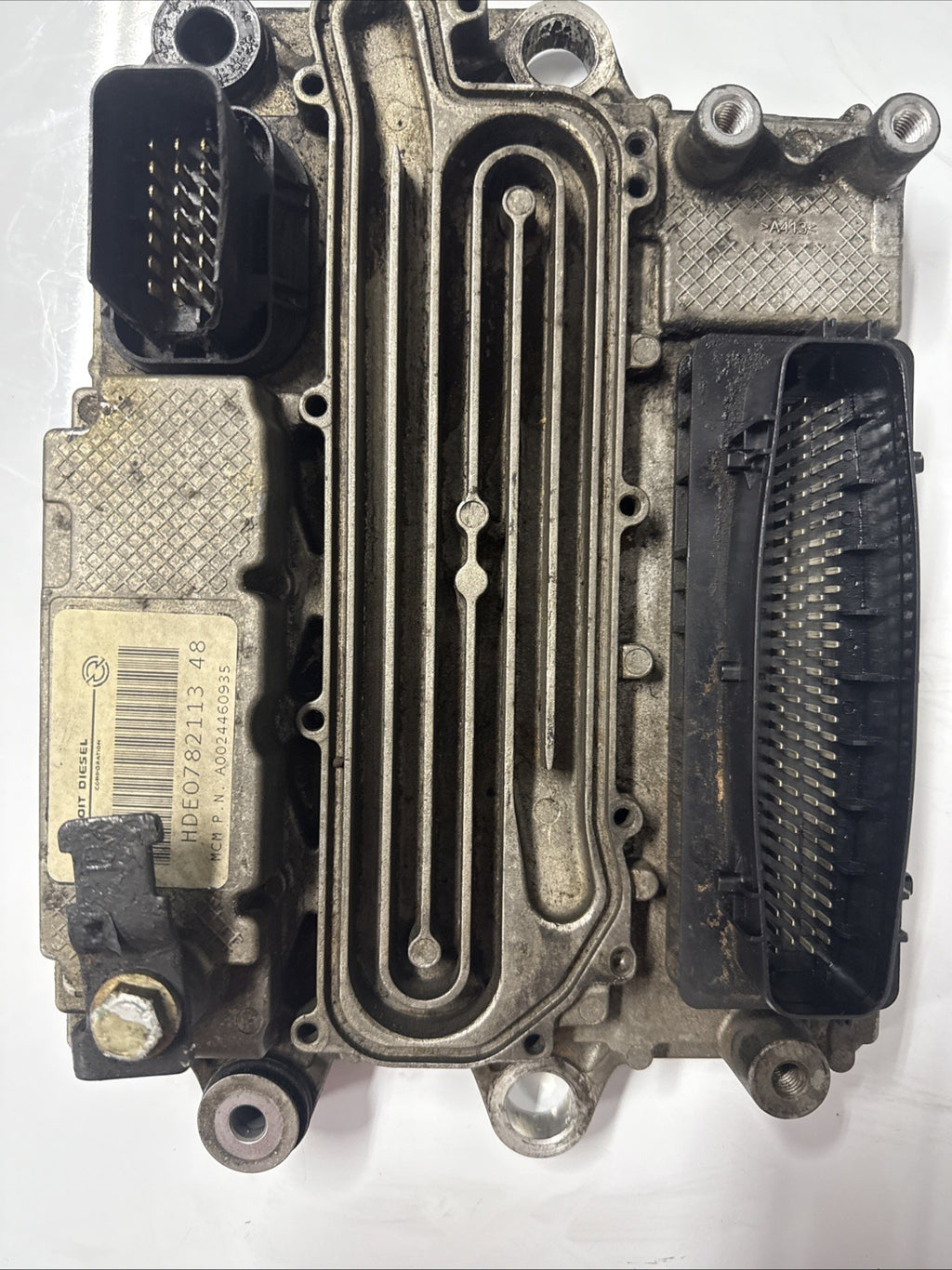 A 002 446 09 35/002 DETROIT DD15 ENGINE CONTROL MODULE ECM 3681802 has a damage