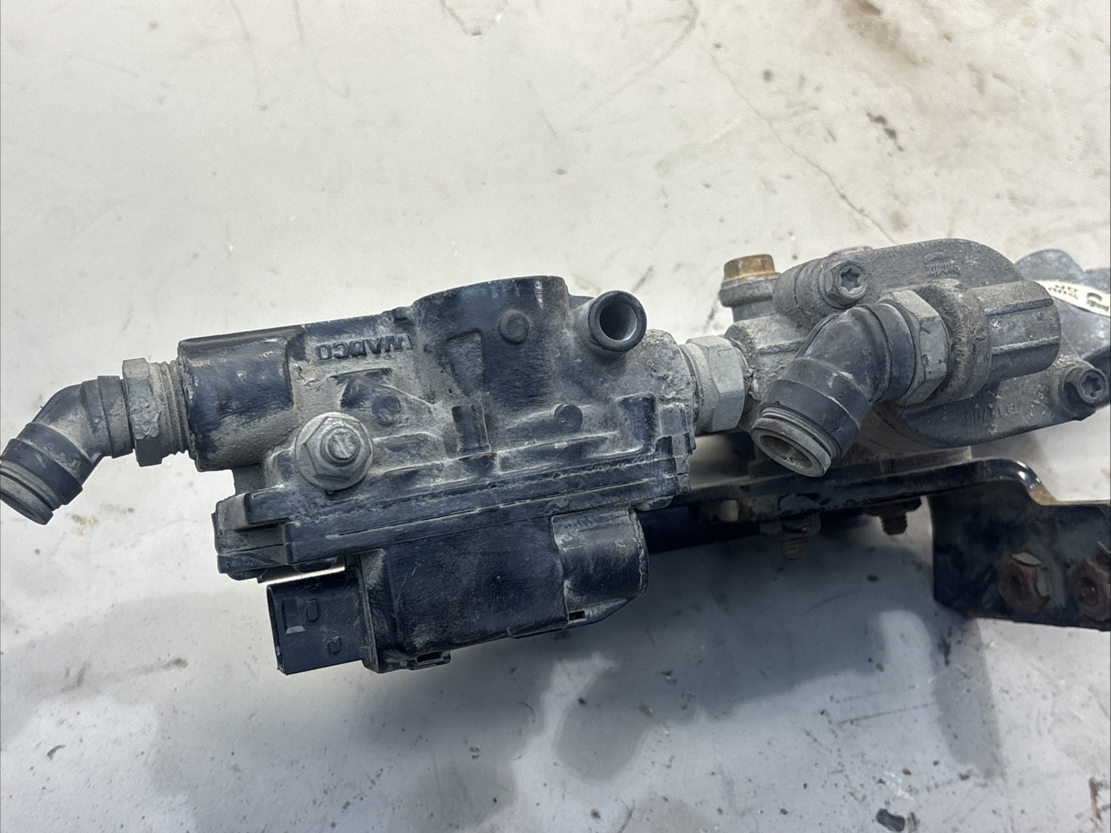 Freightliner Cascadia 126 ABS Modulator Solenoid Valve 2020 OEM K055796 / 109792