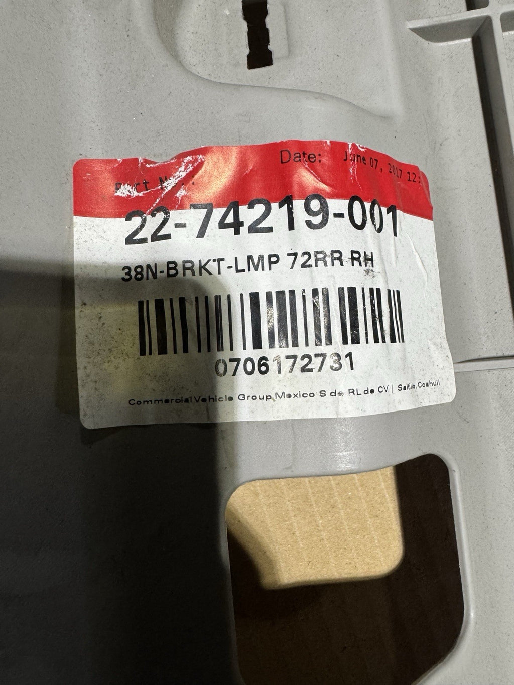 New Freightliner Cascadia Sleeper Lamp Bracket P/N:22-74219-001 / RH SIDE