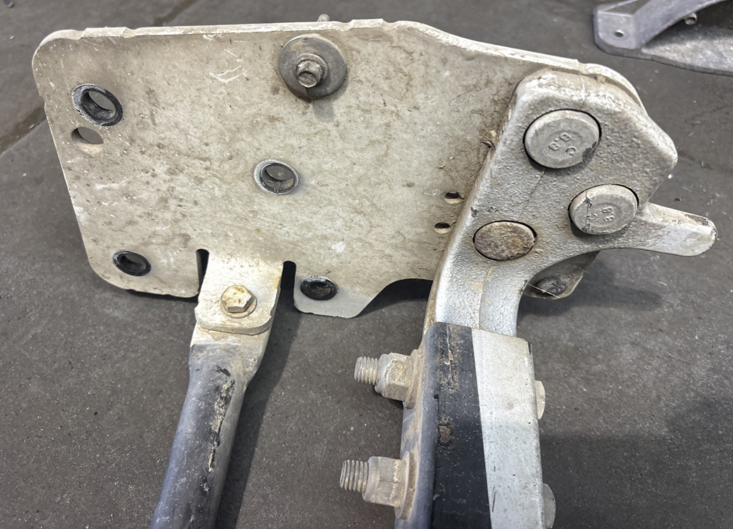 PETERBILT 587 Kenworth T680 L48-6089-002; L48-6087 HOOD BRACKET L85-6090 Paccar