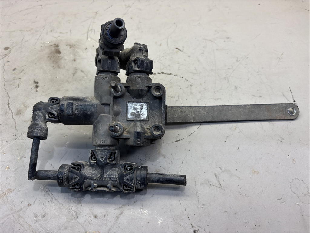 2023 Freightliner Cascadia 126 Height Control Leveling Valve