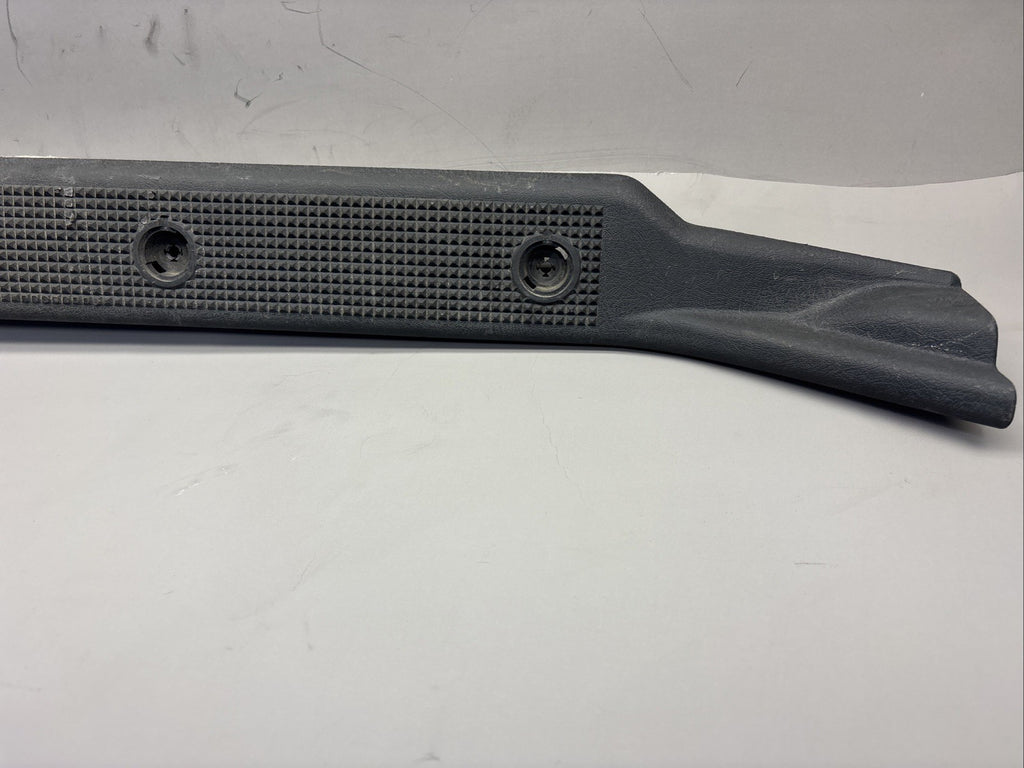 2003-2018 VOLVO VNL RIGHT PASSENGER SIDE DOOR SILL MOLDING TRIM 3176487 OEM