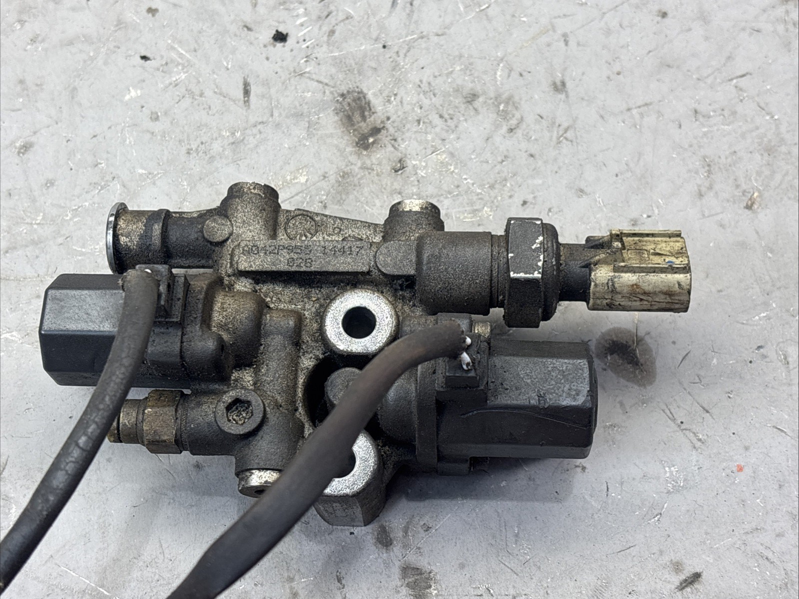 Paccar MX13 Engine Oil & Fuel Inlet Manifold Module 398222200 OEM A042P955
