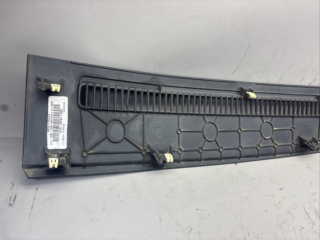 FREIGHTLINER CASCADIA RIGHT DASH BOARD VENT PANEL TRIM COWEL 22-73791-010