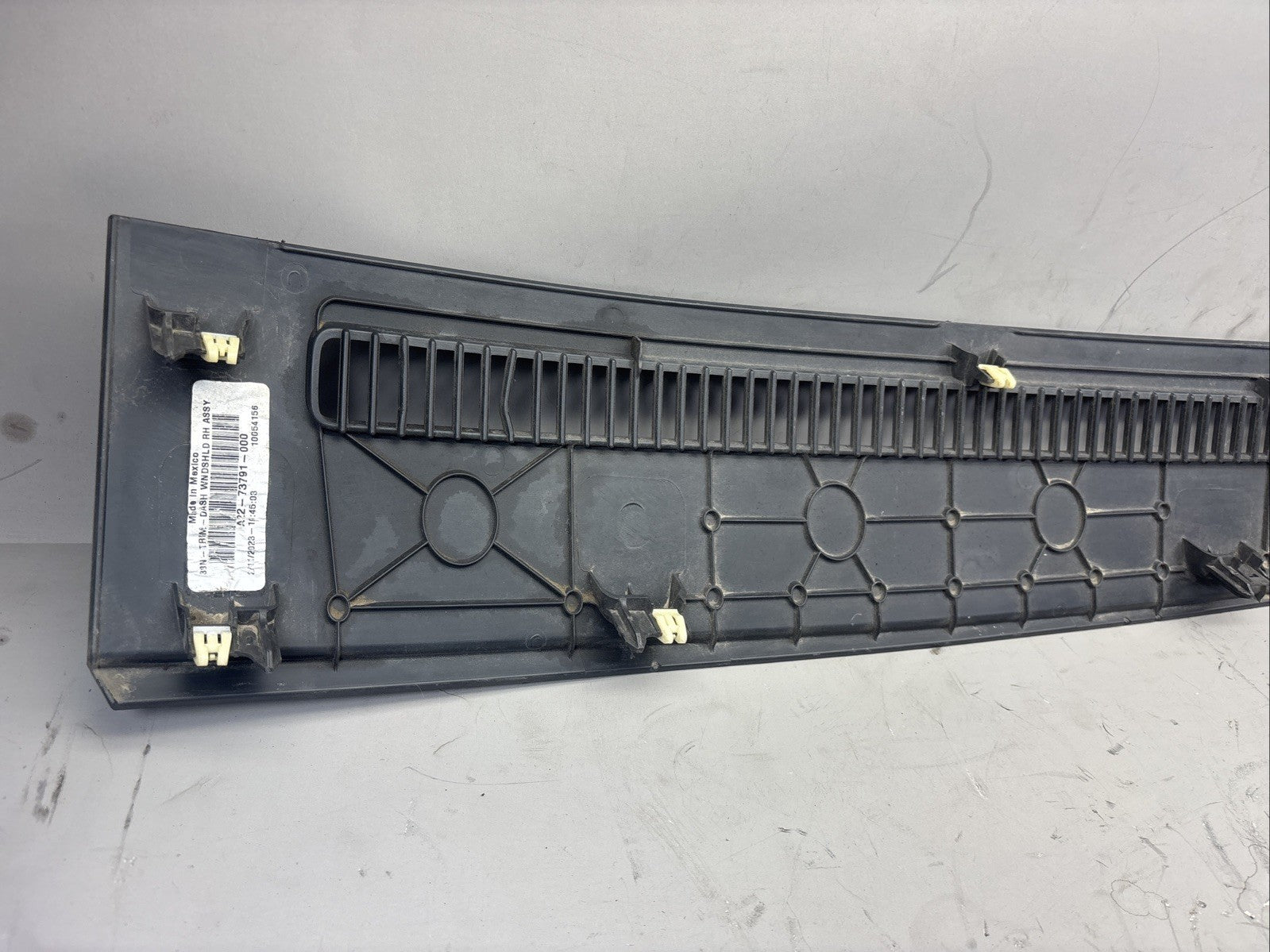 FREIGHTLINER CASCADIA RIGHT DASH BOARD VENT PANEL TRIM COWEL 22-73791-010