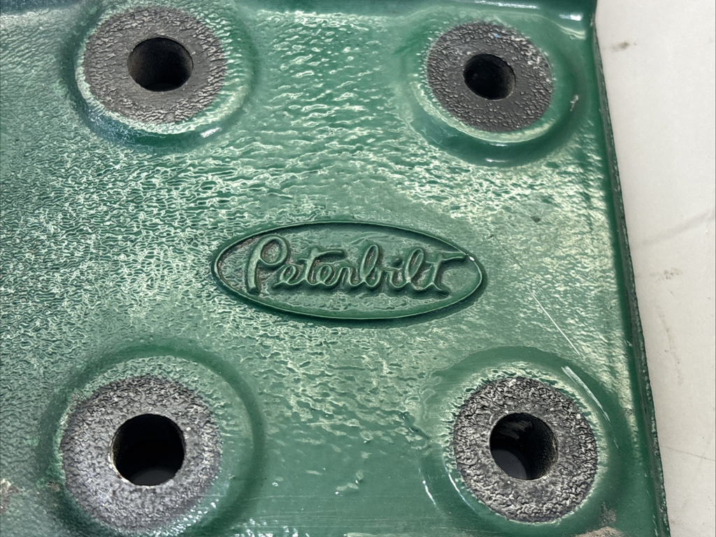 PETERBILT  Connector-Cab Upper Exhaust Bracket, Right  P/N: R20-6015R