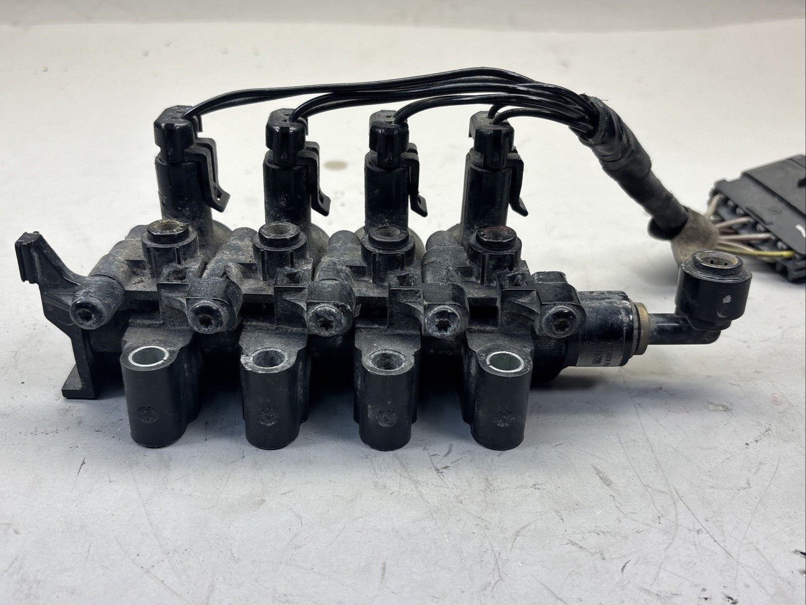 BENDIX AIR MANIFOLD SOLENOID  K052287 OEM-K137099.