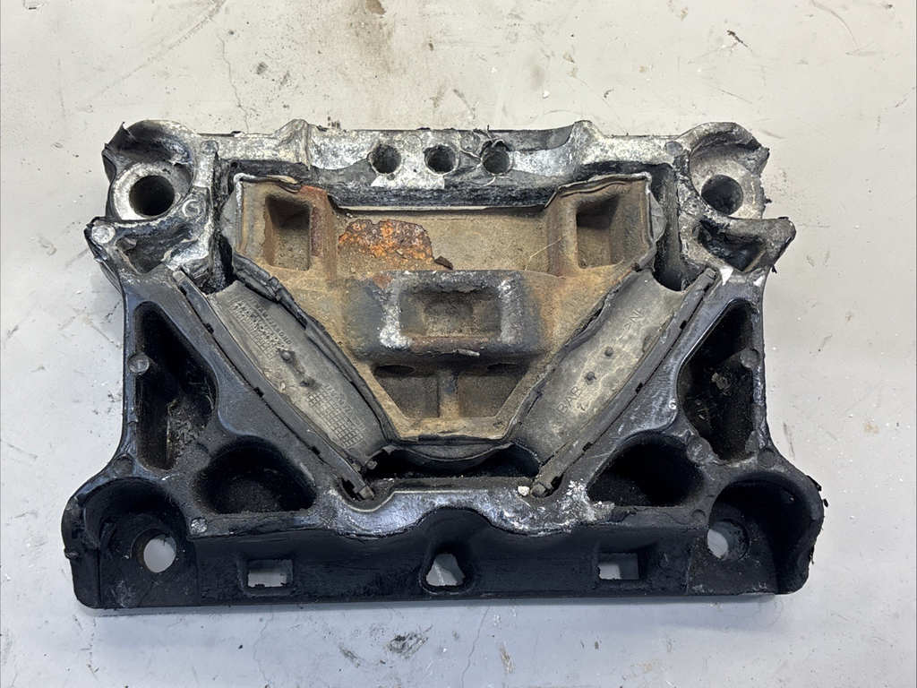 2018-2024 FREIGHTLINER CASCADIA 14.8L DD15 FRONT LEFT SIDE ENGINE MOUNT OEM