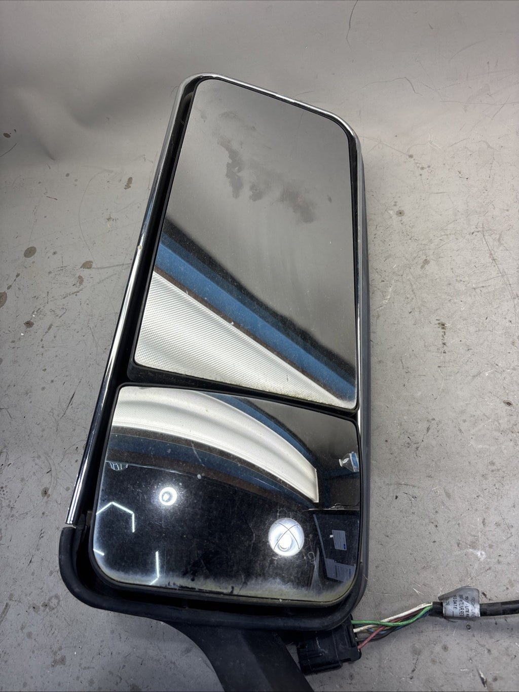 Freightliner Cascadia Driver Side Side View Mirrors A22-60713-005 Used