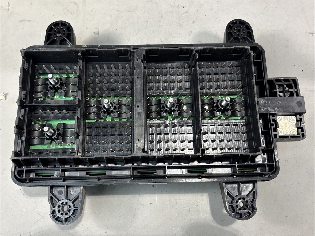 23644736-01 Volvo VNL Fuse Box Assembly