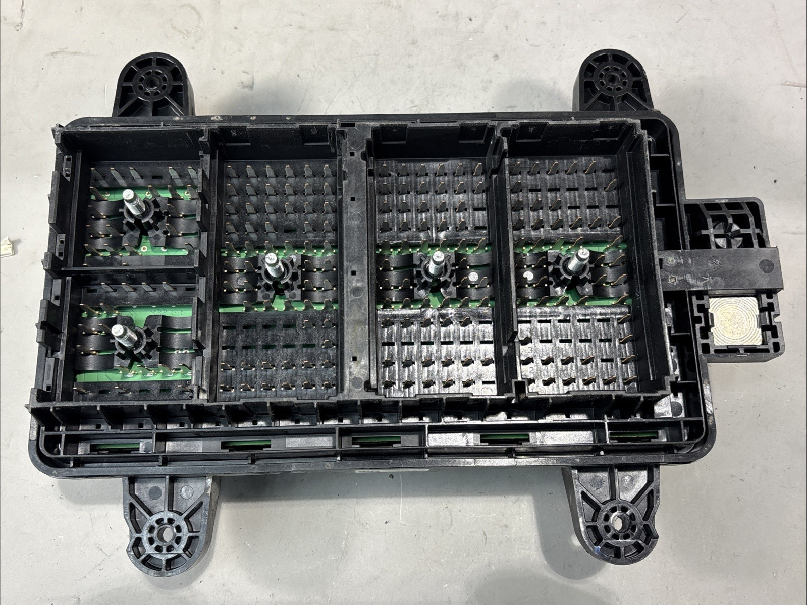 23644736-01 Volvo VNL Fuse Box Assembly