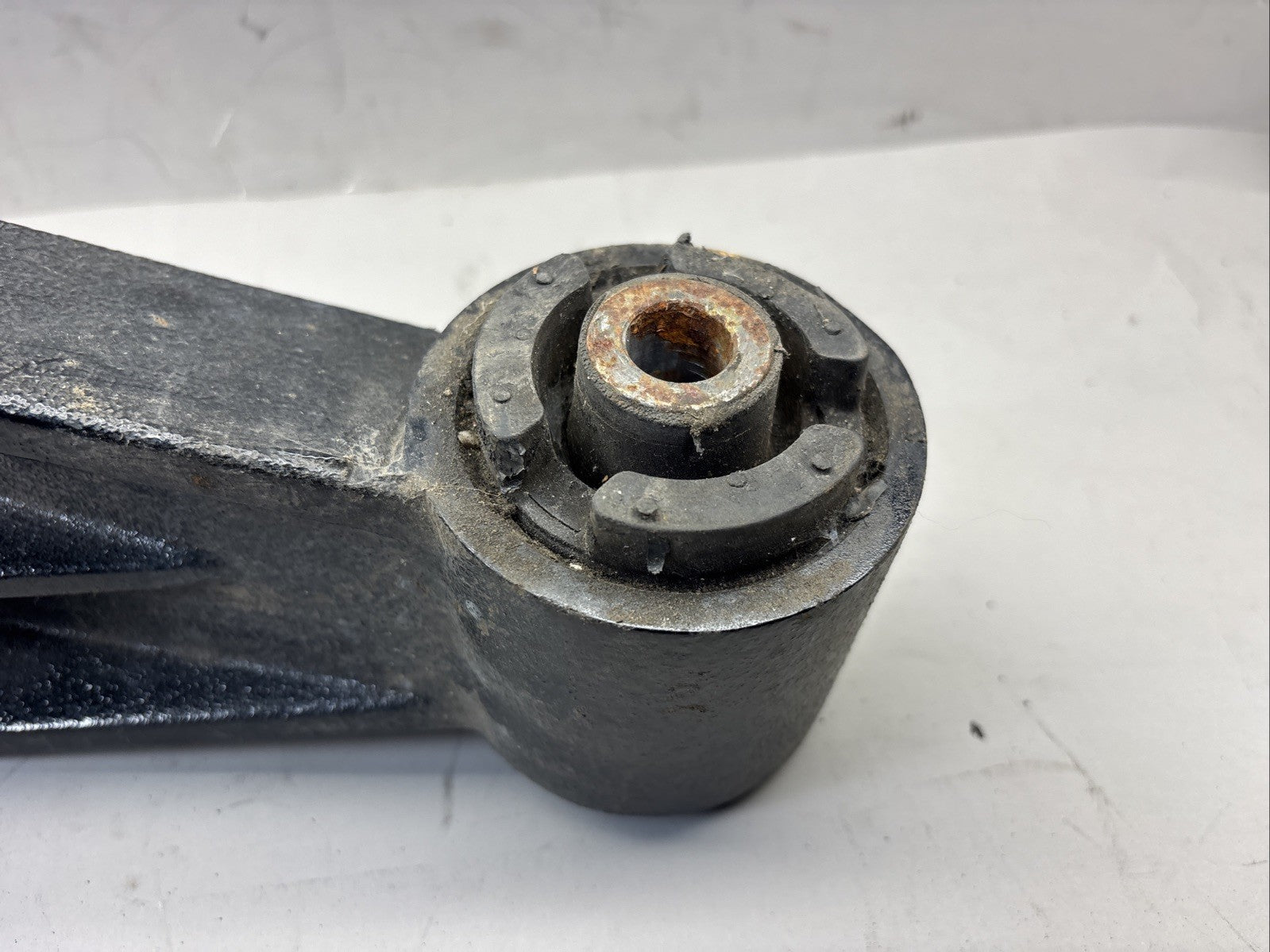 Genuine Volvo Gen Right Cab Mount Bracket 23899364 RH 23899394 RH