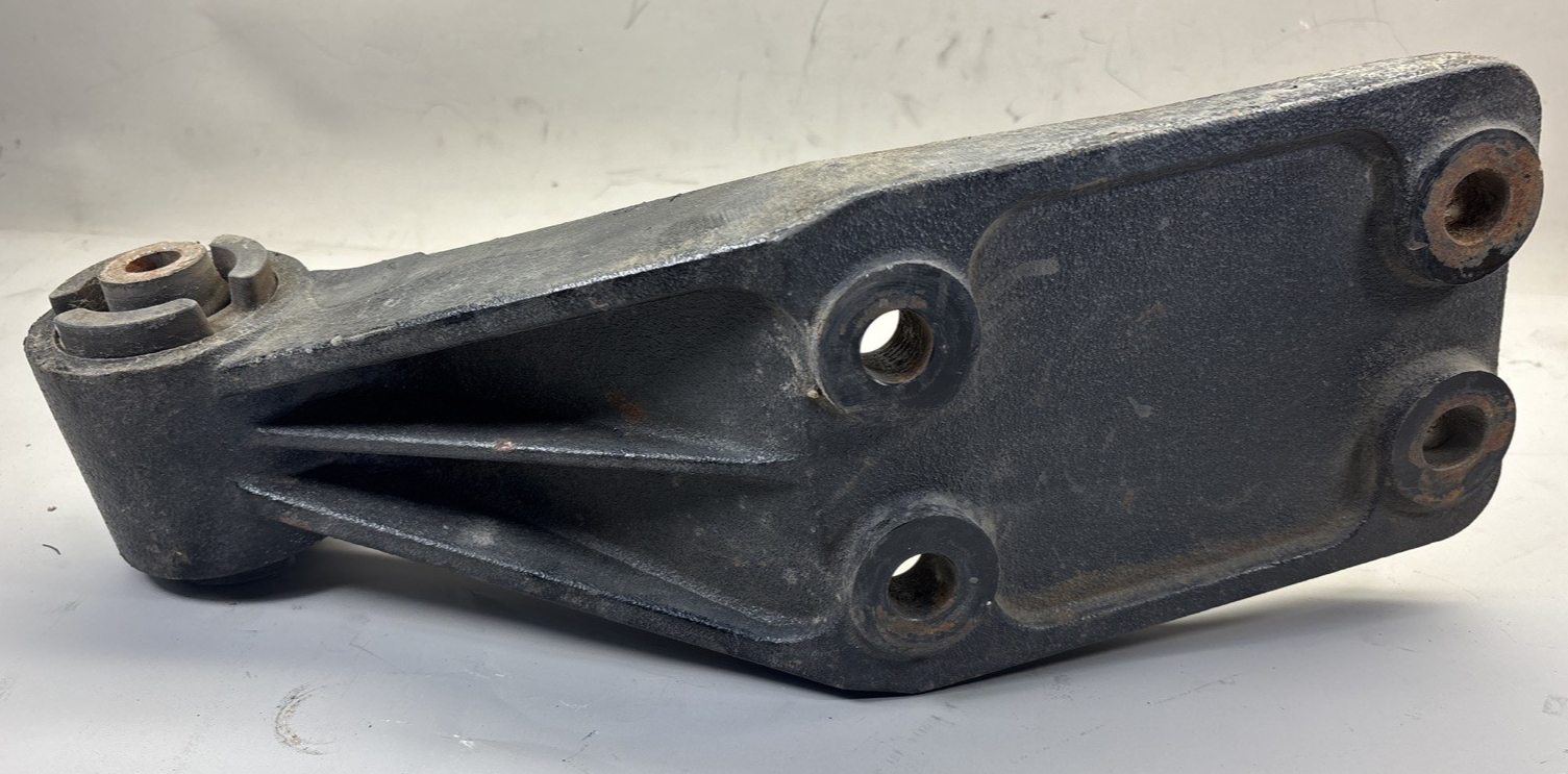 Genuine Volvo Gen Right Cab Mount Bracket 23899335 LH 23899367 LH
