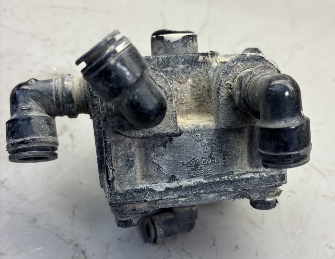 Bendix Relay Valve PN: T-294859-D