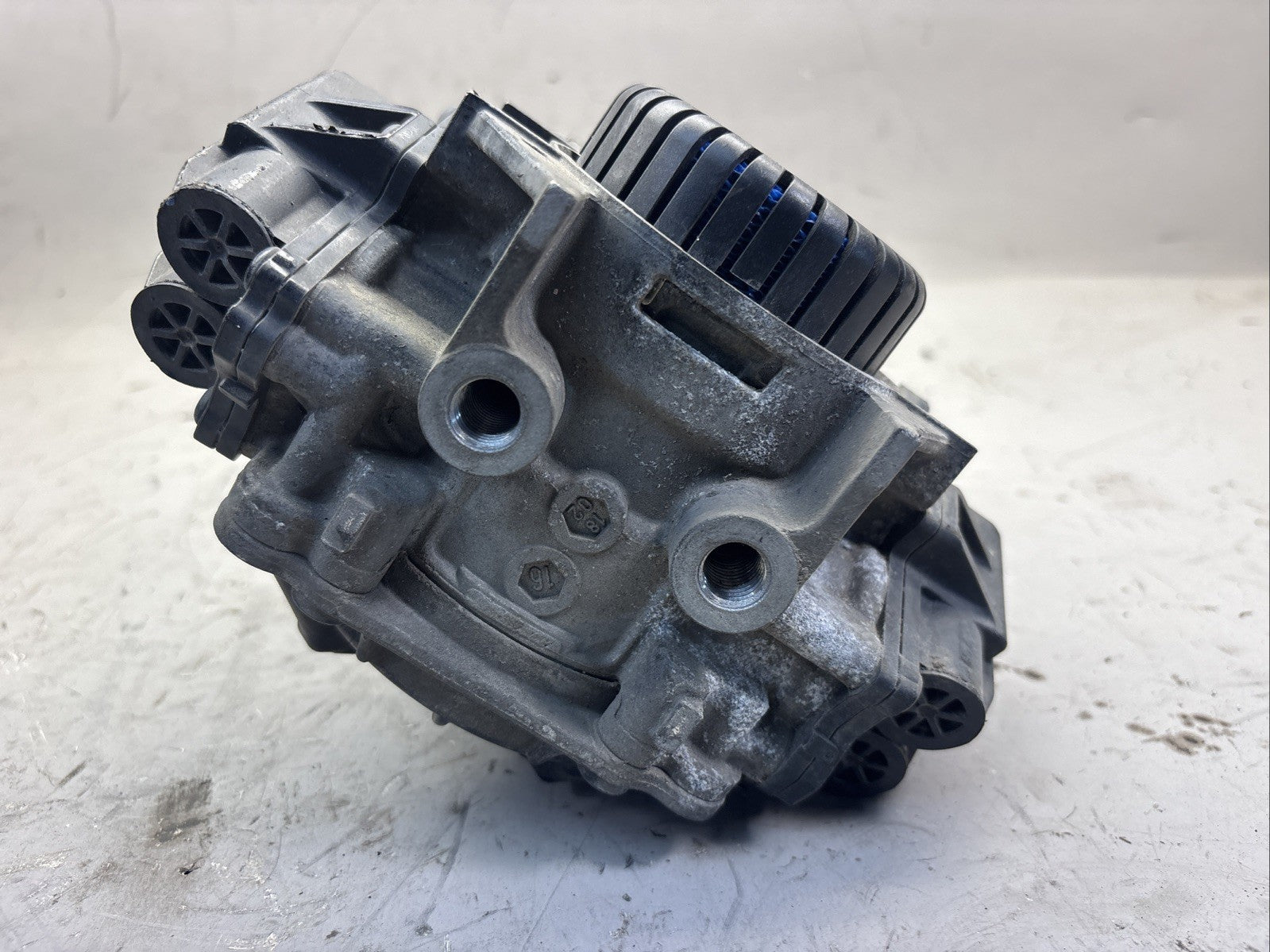 Freightliner Cascadia Wabco Anti Lock Braking System ABS Valve OEM 9760001070037