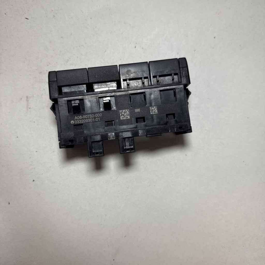 Freightliner A06-90732-000 Rocker Switch Panel HSA OFF RGEN OFF