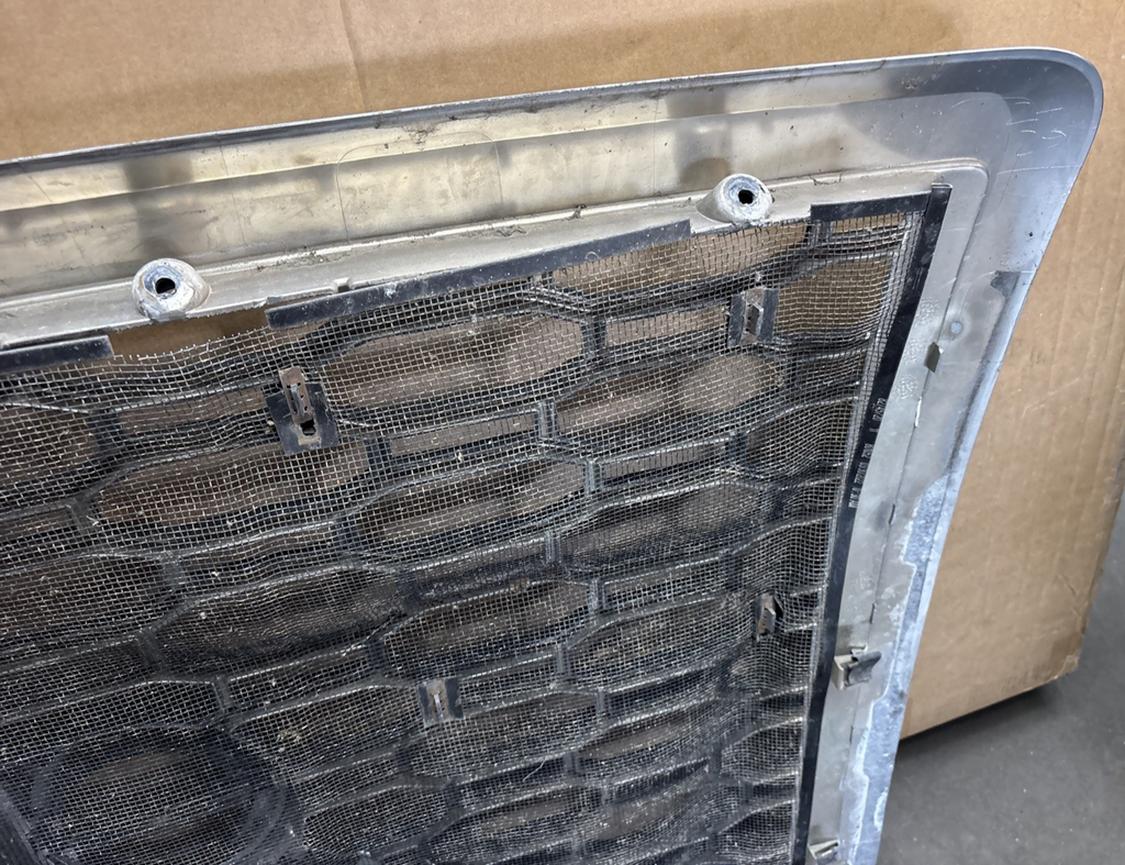 2019 VOLVO VNL FRONT MAIN GRILL  82745720 / 84724157 / 84724159 OEM DAMAGED