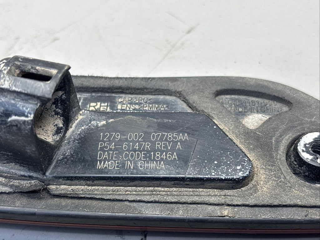 PACCAR PETERBILT P54-6147R RH SIDE TURN INDICATOR LENS