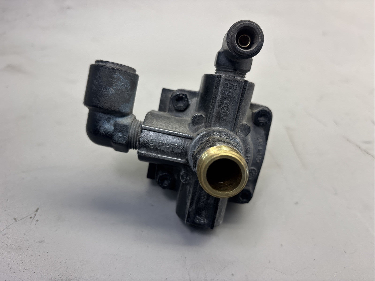 Bendix 183700 QR13P Air Brake quick release valve K190430N07