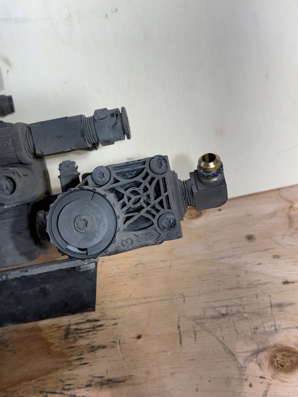Bendix  Brake Valve Assembly  - P/N: D591-309