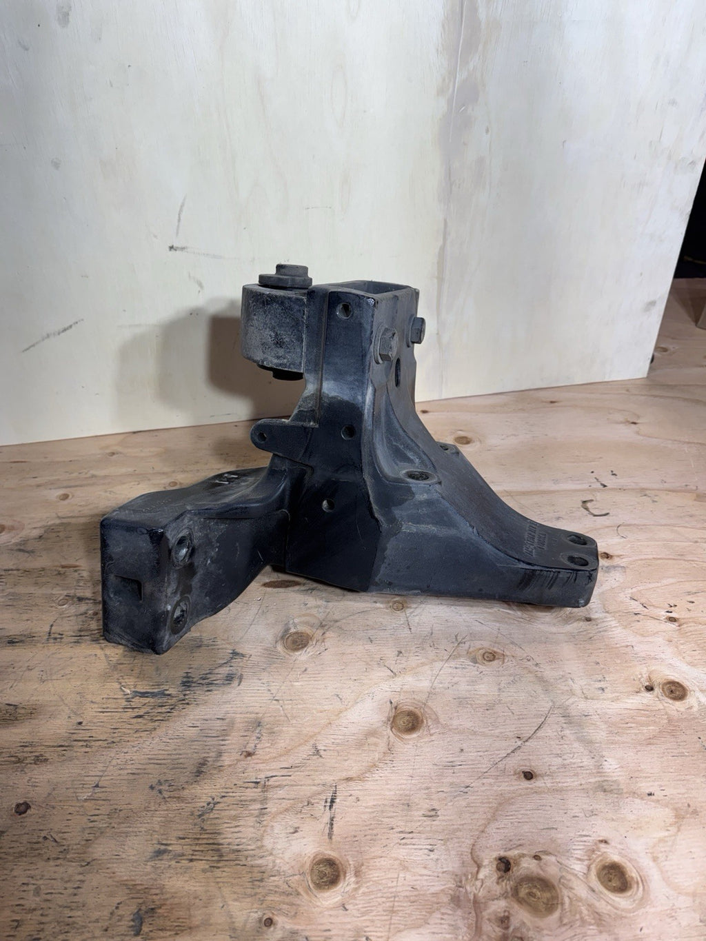 2021 Kenworth t680 PACCAR RIGHT CAB MOUNT BRACKET A85-6136R