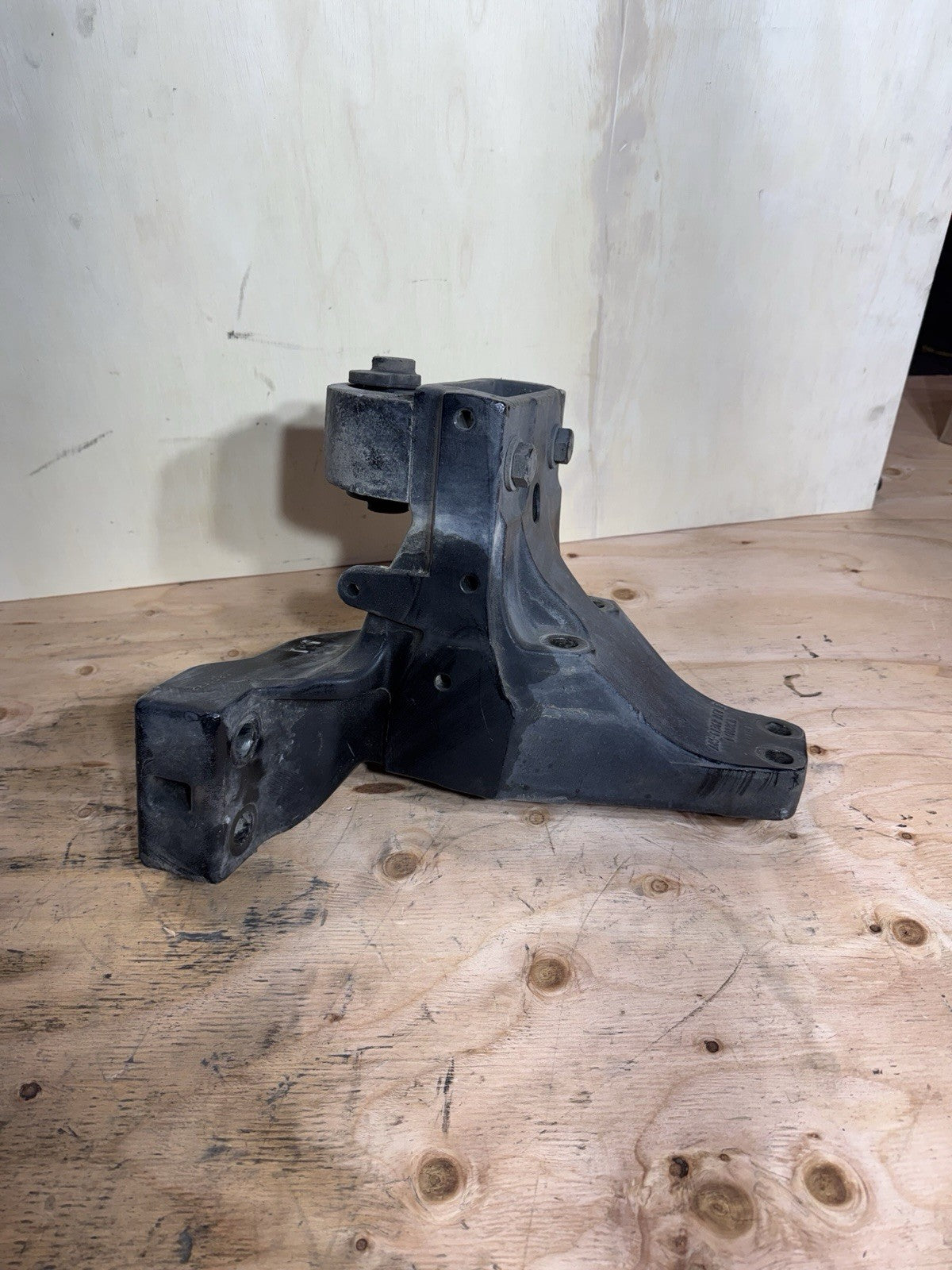 2021 Kenworth t680 PACCAR RIGHT CAB MOUNT BRACKET A85-6136R