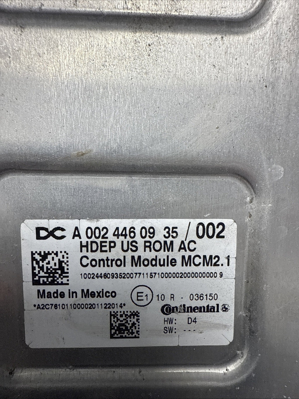 A 002 446 09 35/002 DETROIT DD15 ENGINE CONTROL MODULE ECM 3681802 has a damage