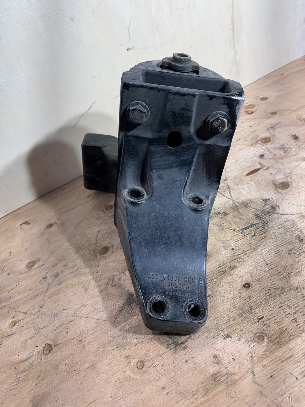 2021 Kenworth t680 PACCAR RIGHT CAB MOUNT BRACKET A85-6136R