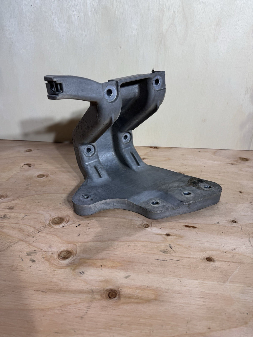D11-1503 KENWORTH T680 AIR CLEANER BRACKET 3771232