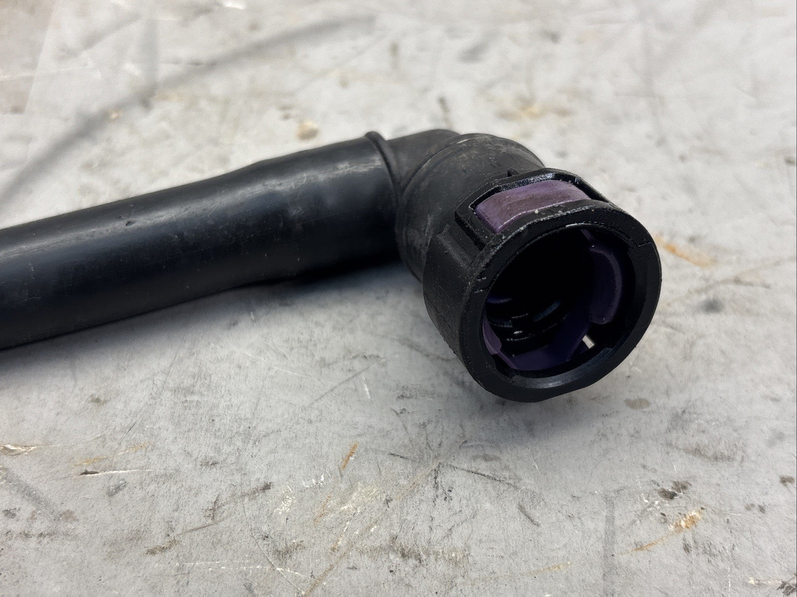 Genuine Transmission Differential Oil Cooler Pipe 22585398 For Volvo VNL Series