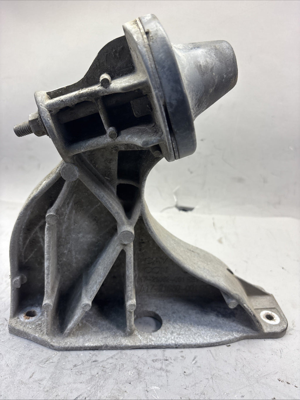 18 TO 24 FREIGHTLINER RIGHT SIDE HOOD SUPPORT 17-21082-001 A17-21080-001