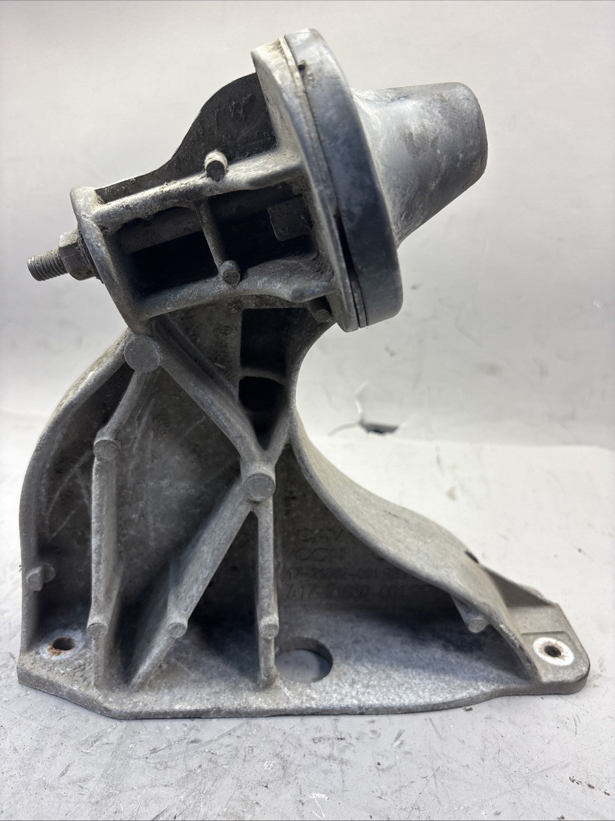 18 TO 24 FREIGHTLINER RIGHT SIDE HOOD SUPPORT 17-21082-001 A17-21080-001