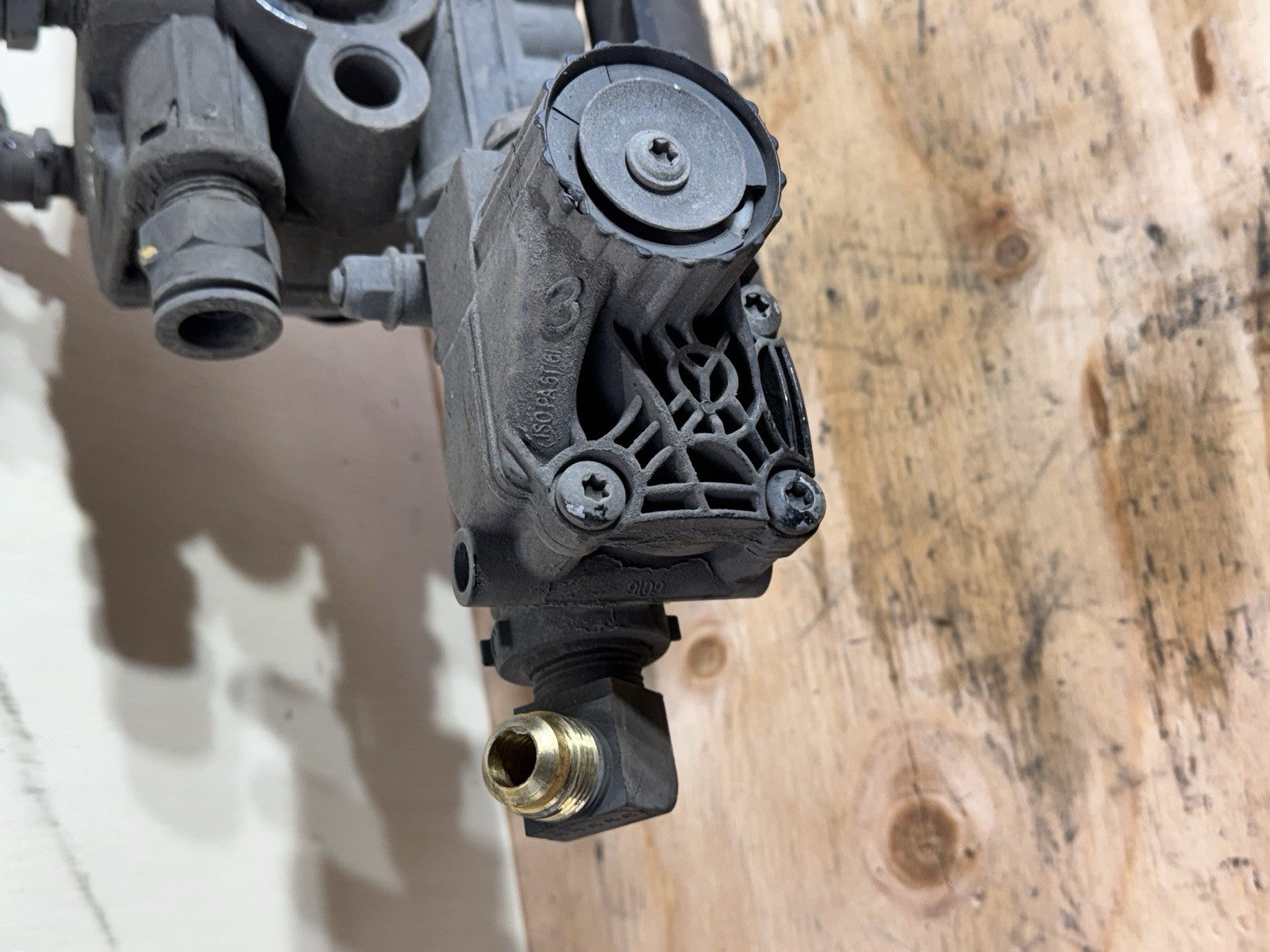 Bendix  Brake Valve Assembly  - P/N: D591-309