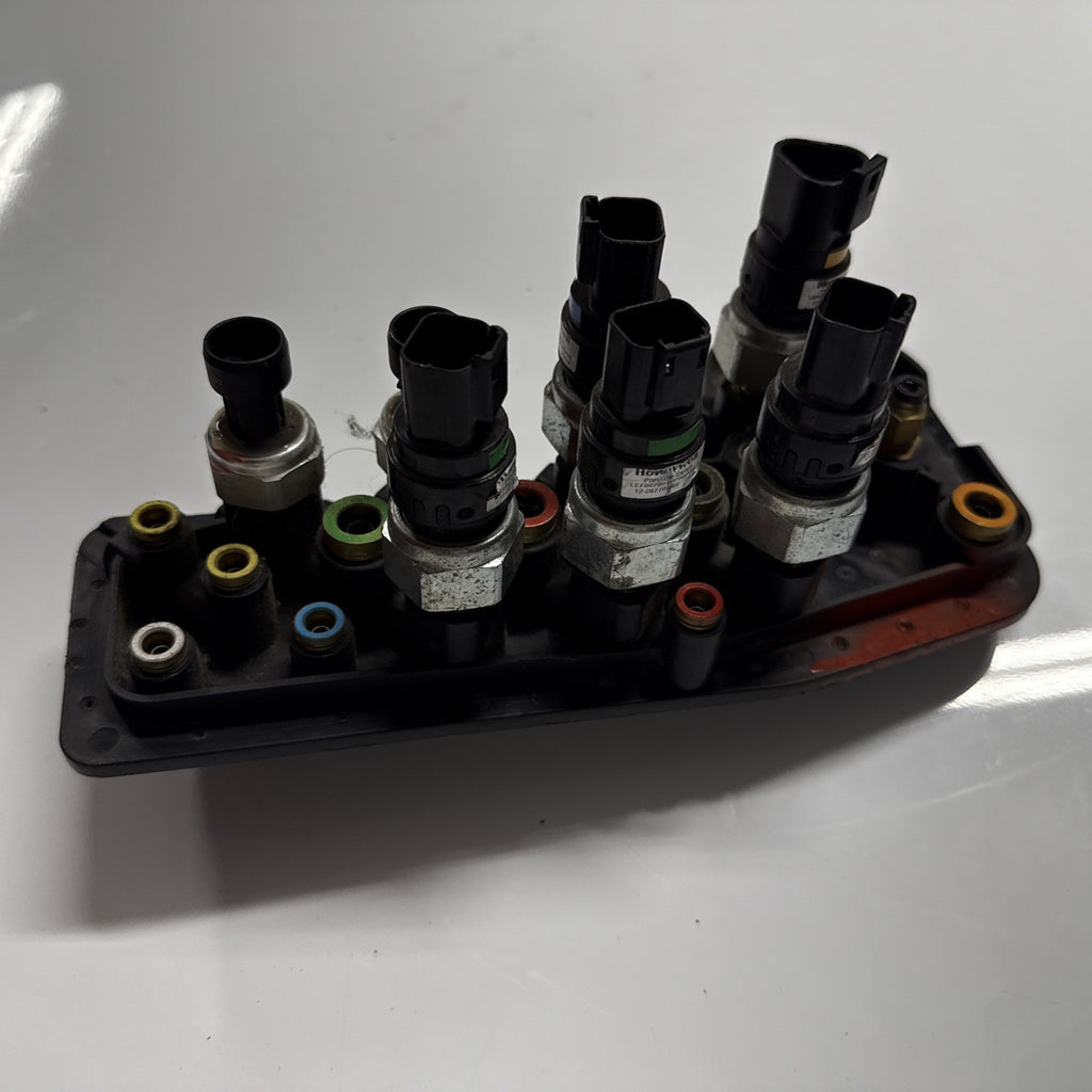 Freightliner Bulkhead Air Mainfold With Switches 12-26964-001 From 2018 Cascadia