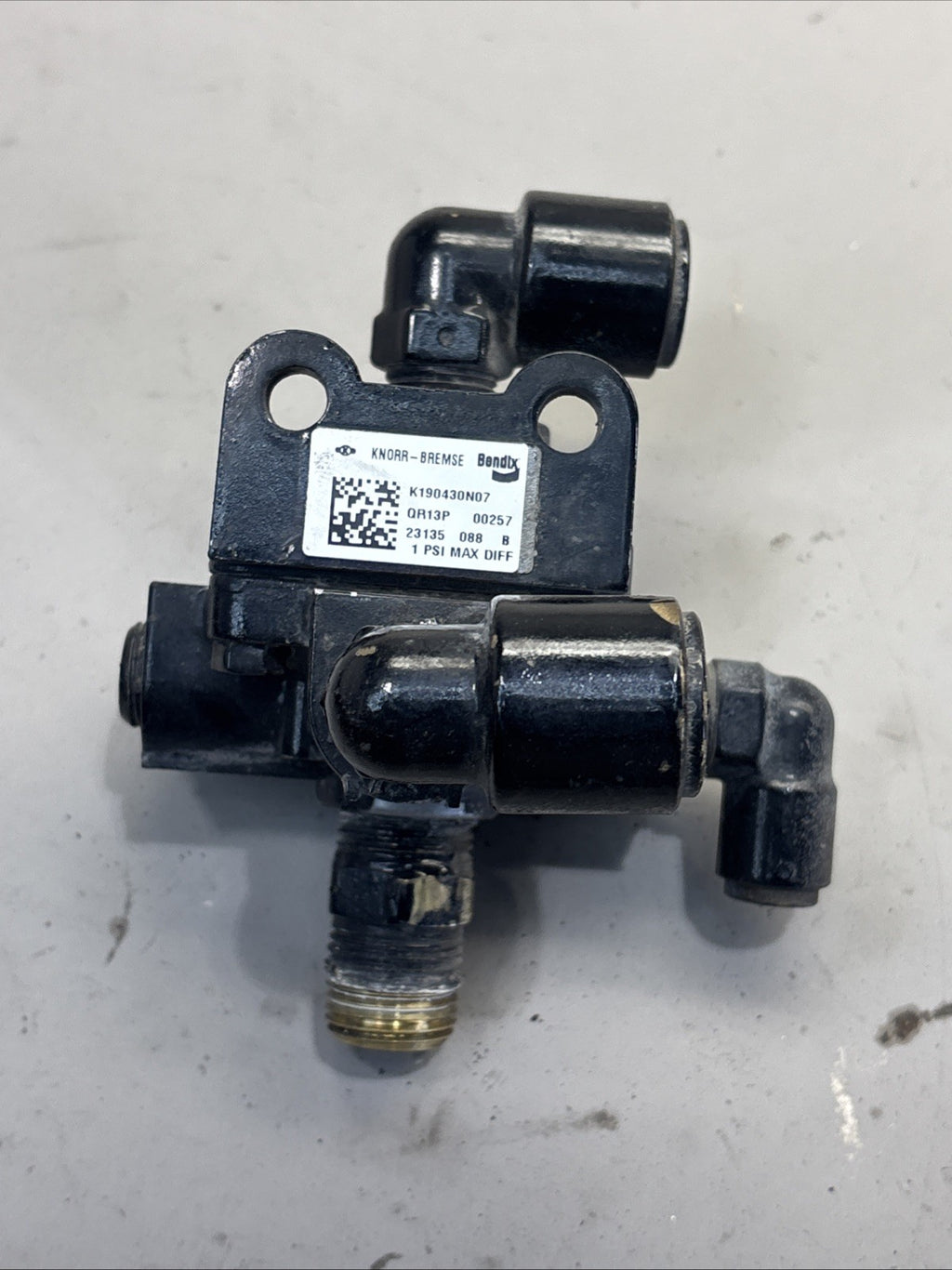 Bendix 183700 QR13P Air Brake quick release valve K190430N07