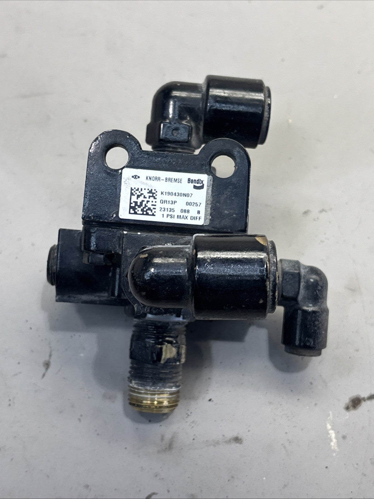Bendix 183700 QR13P Air Brake quick release valve K190430N07