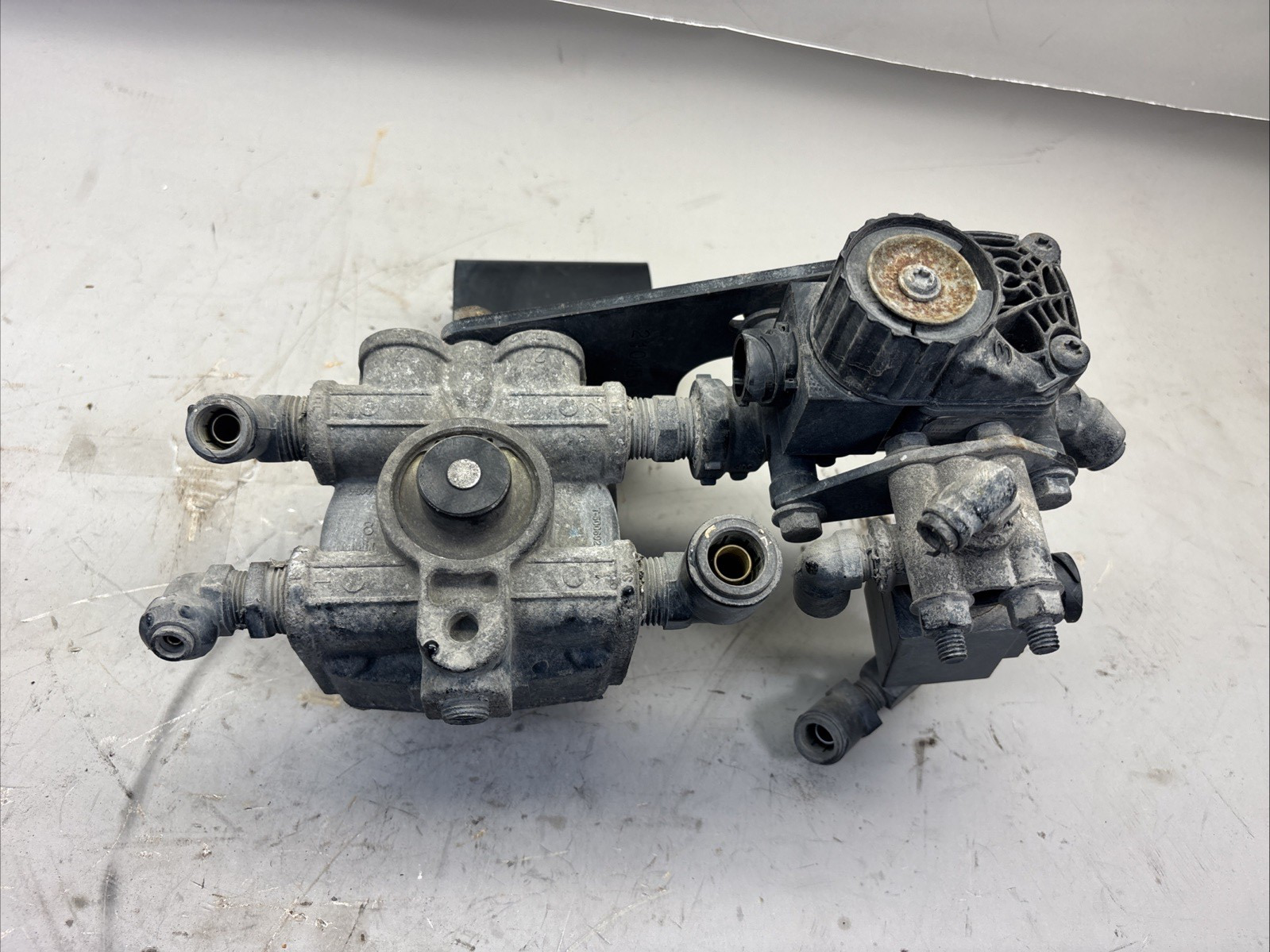 BENDIX AIR BRAKE & ABS MODULATOR VALVE T-5006929
