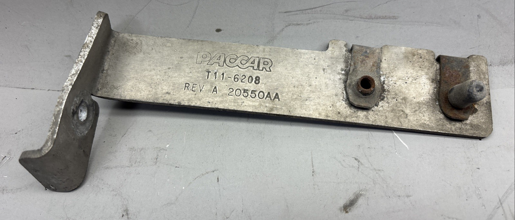 PACCAR MOUNTING BRACKET T11-6208 / 20550AA