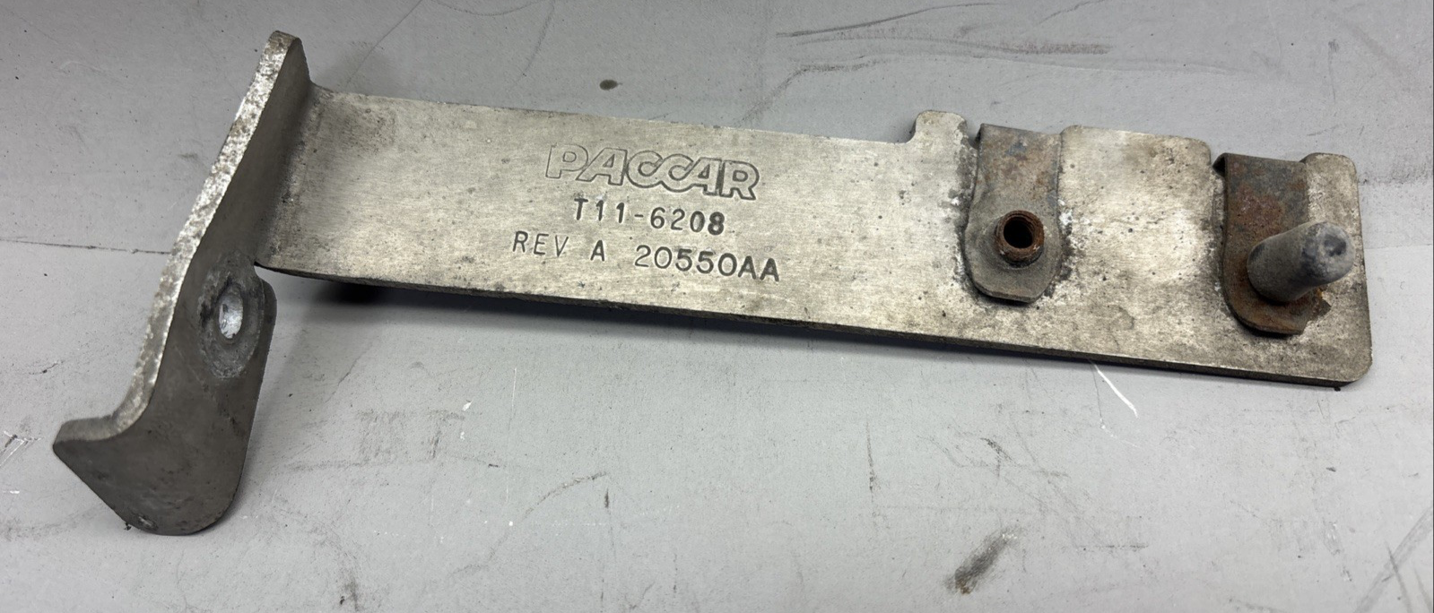 PACCAR MOUNTING BRACKET T11-6208 / 20550AA