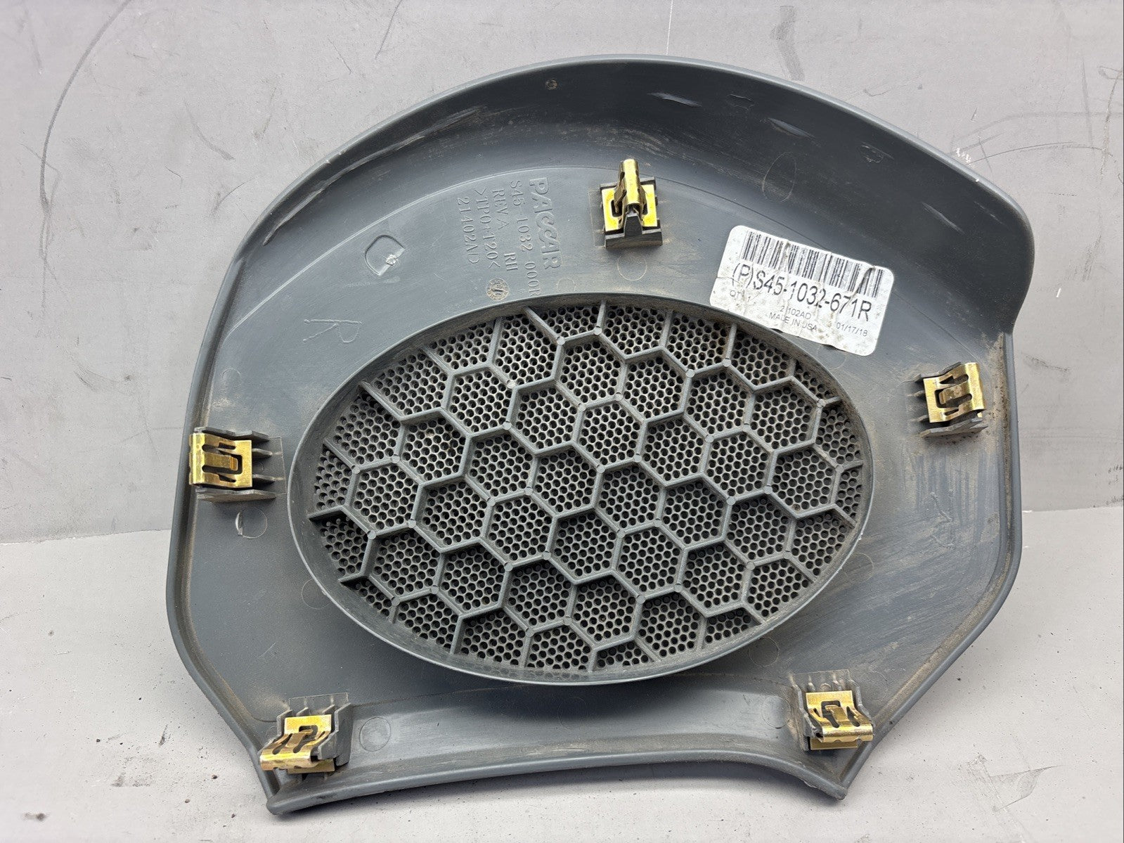 KENWORTH T680 PACCAR RH SPEAKER GRILL S45-1032-000R
