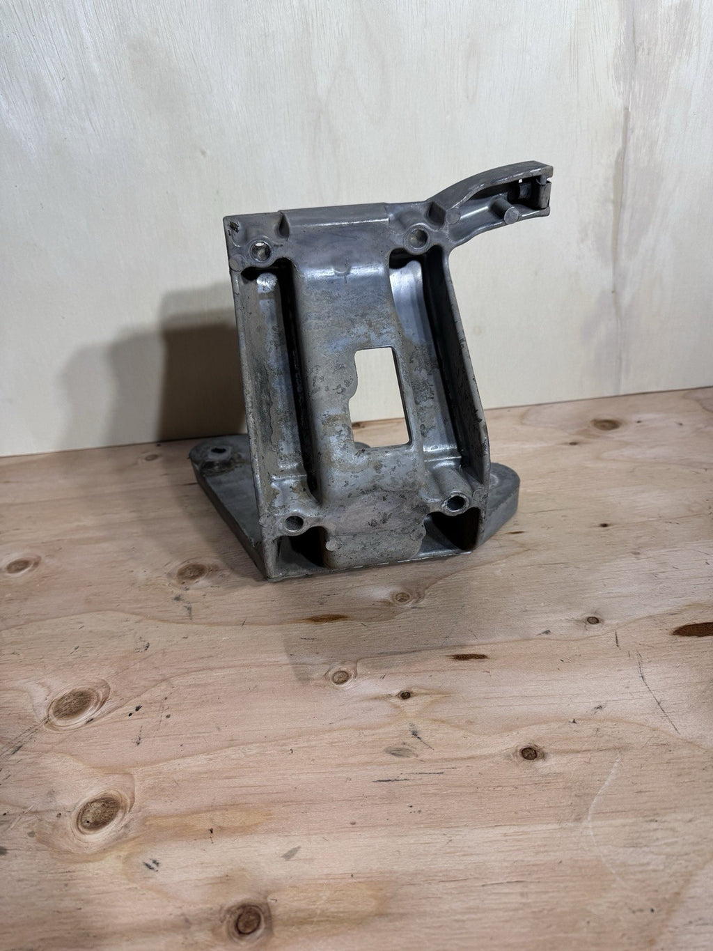 D11-1503 KENWORTH T680 AIR CLEANER BRACKET 3771232