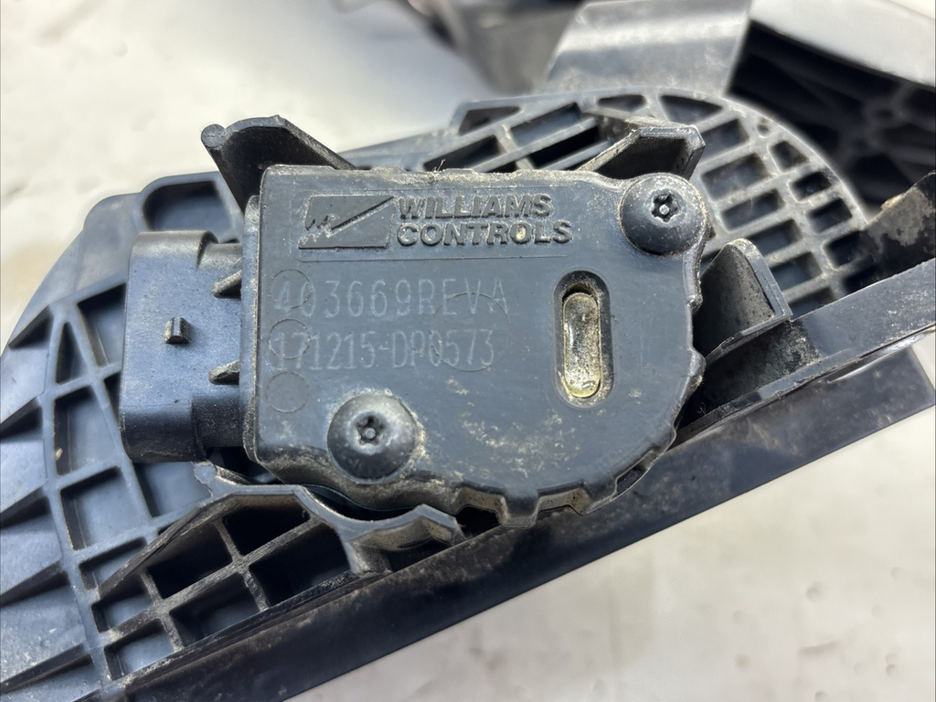 Kenworth 579 Paccar Throttle Pedal Assembly D21-6021-300