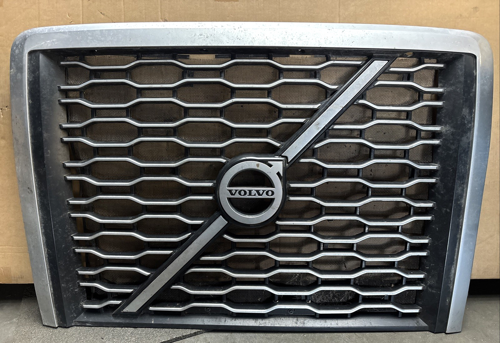 2019 VOLVO VNL FRONT MAIN GRILL  82745720 / 84724157 / 84724159 OEM DAMAGED