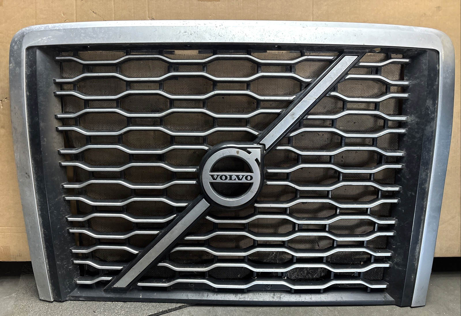 2019 VOLVO VNL FRONT MAIN GRILL  82745720 / 84724157 / 84724159 OEM DAMAGED