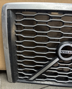 2019 VOLVO VNL FRONT MAIN GRILL  82745720 / 84724157 / 84724159 OEM DAMAGED