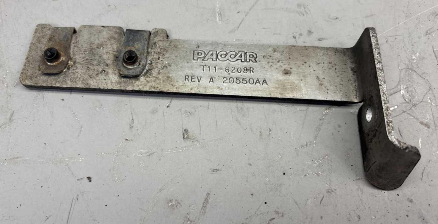 PACCAR MOUNTING BRACKET T11-6208R / 20550AA