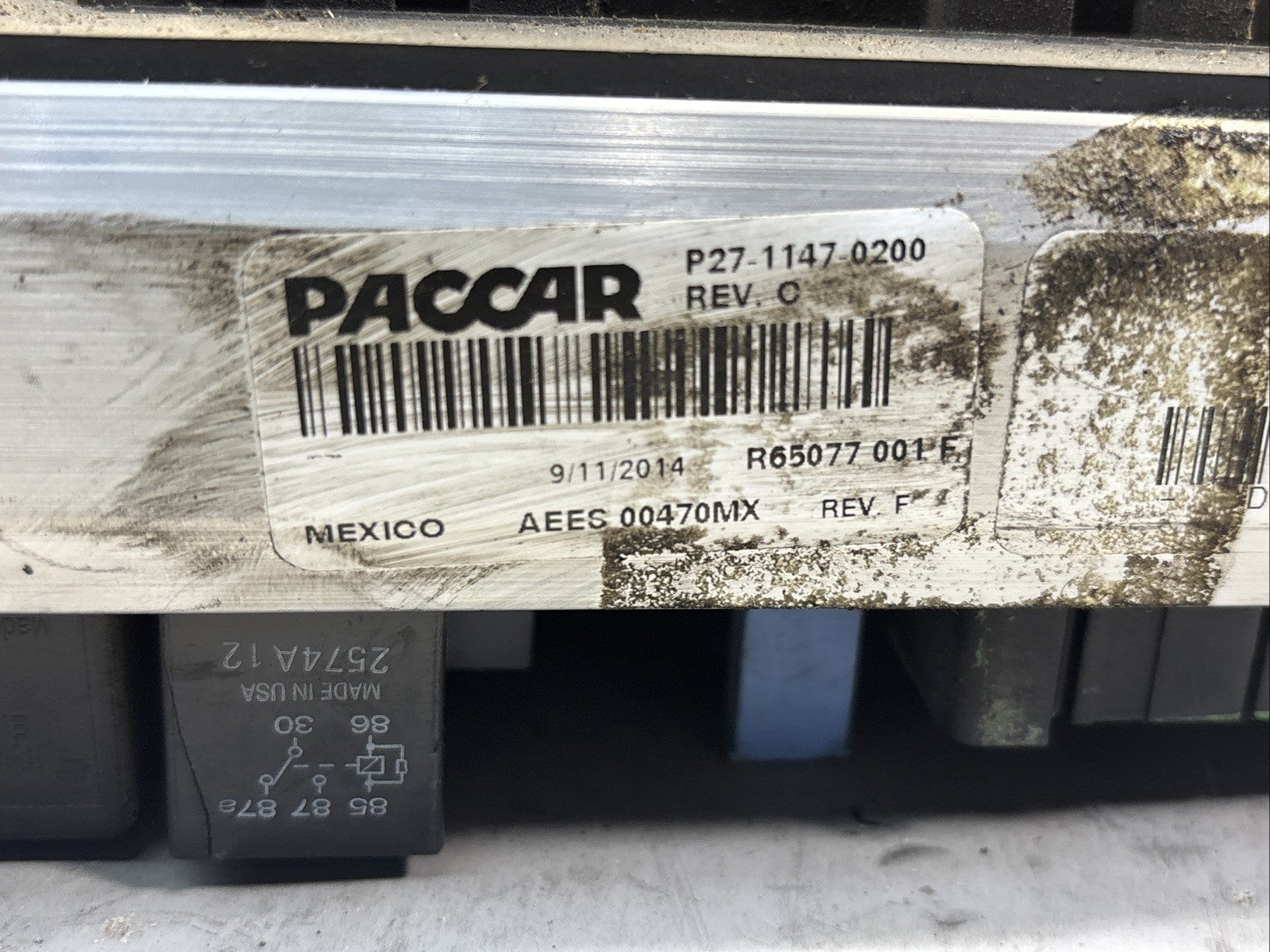 KENWORTH PACCAR FUSE ASSEMBLY CAB PDC P27-1147-0200 JUNCTION BOX DAMAGE