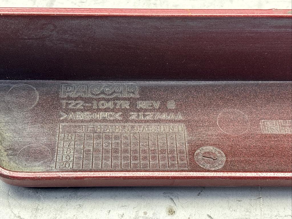 KENWORTH T22-1047 COVER-SLEEPER CENTER FUEL 