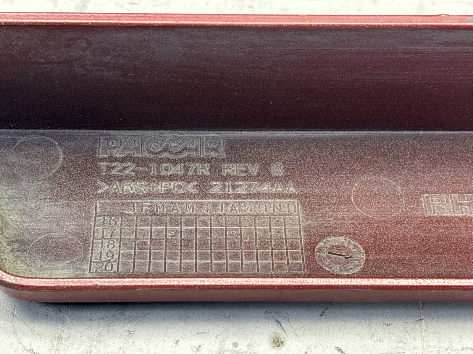 KENWORTH T22-1047 COVER-SLEEPER CENTER FUEL 